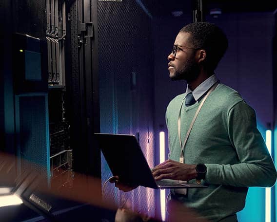 Informaticien devant data center