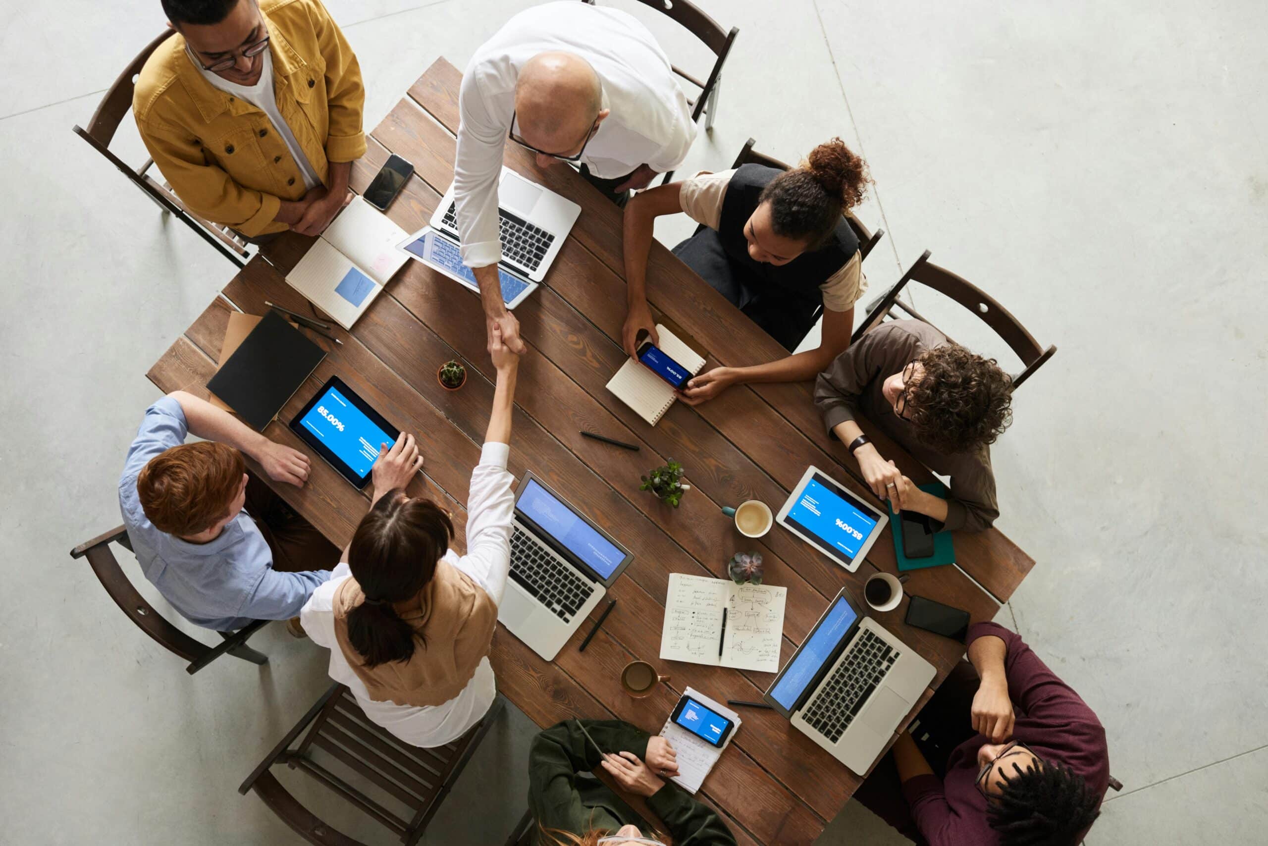 Un groupe d'étudiants qui travaillent ensemble sur un projet de communication.