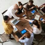 Des personnes qui font un des métiers de communication les plus recrutés en 2024.