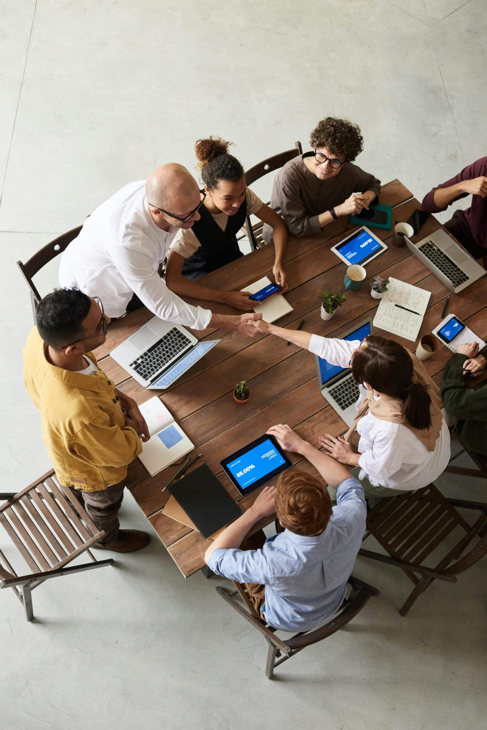 Des personnes qui font un des métiers de communication les plus recrutés en 2024.