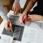 Unecomptable qui analyse les coûts et les bénéfice d'une entreprise.