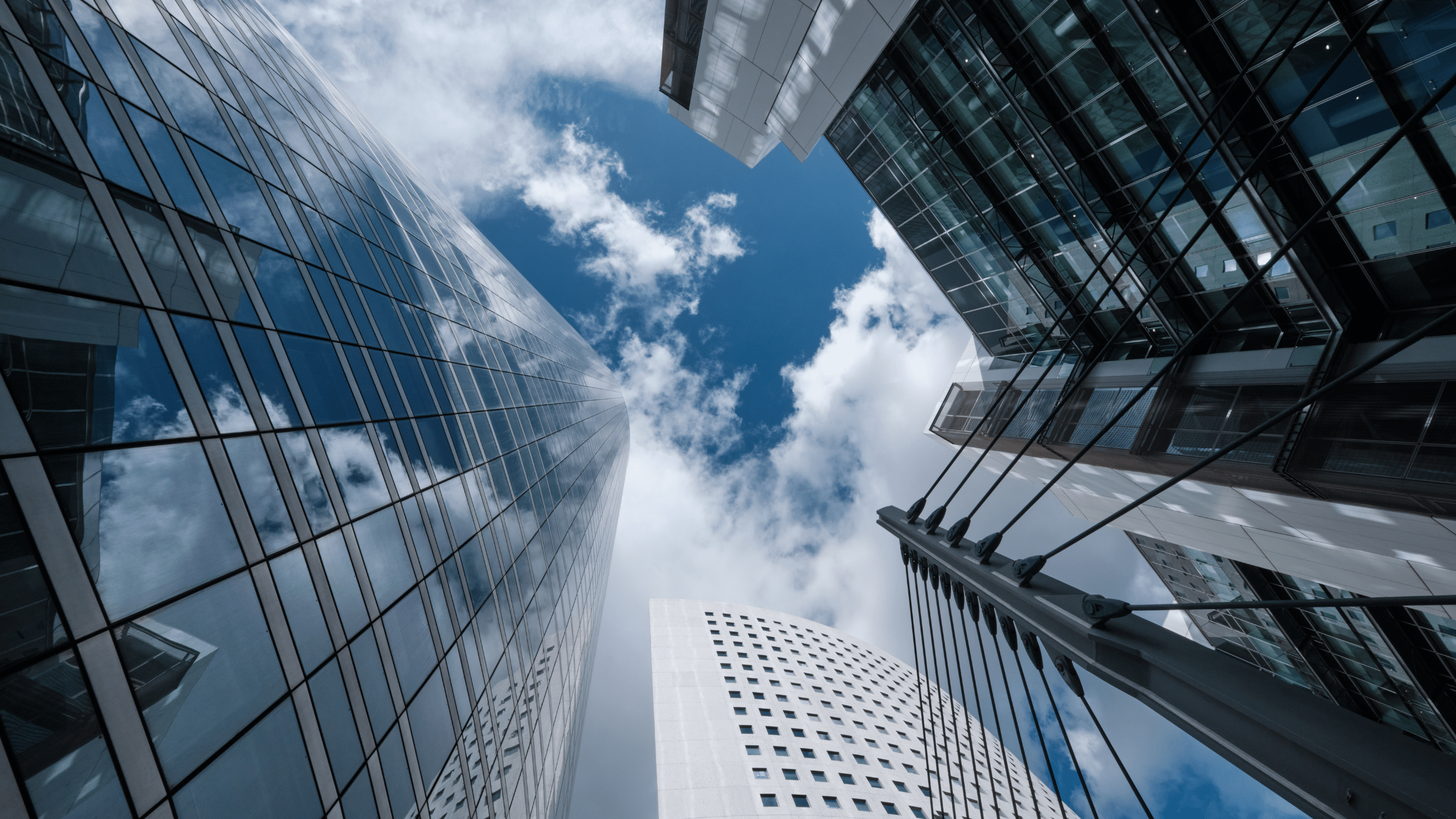 Des bâtiments prise du bas avec un ciel découvert. Ce qui montre les enjeux énergétique dans l'immobilier