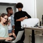 Étudiant qui travaillent dans l'un des débouchés du BTS ERPC.