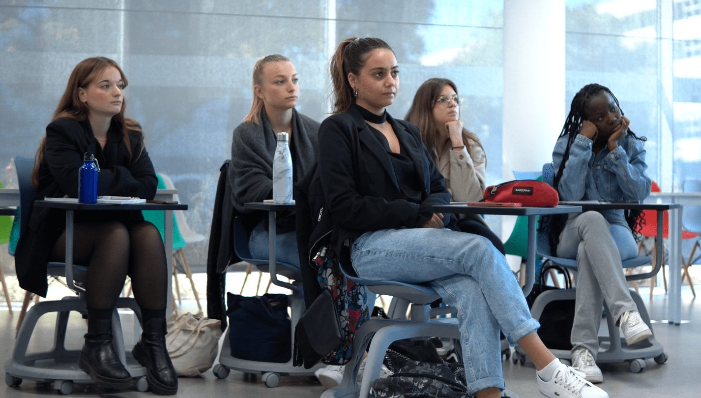 Femmes durant un cours