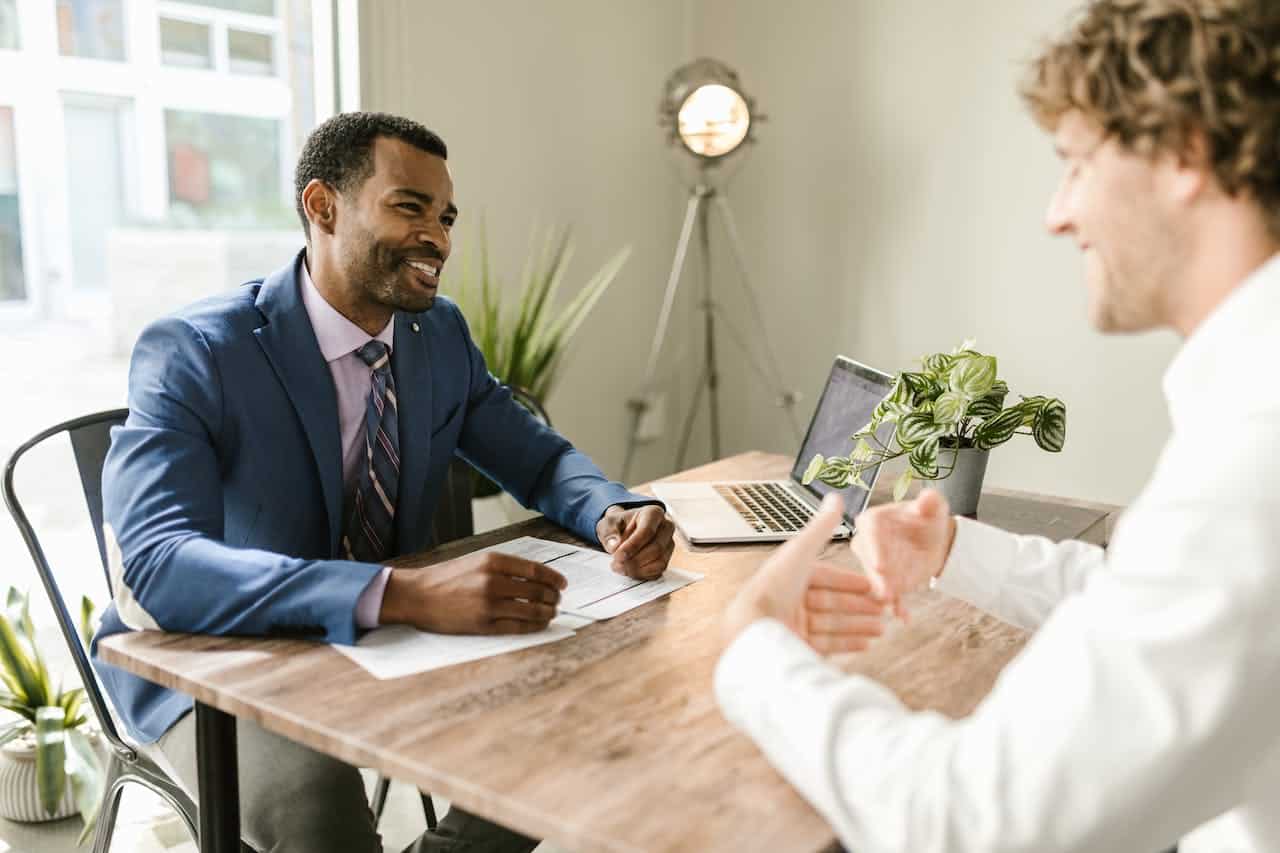 Un comptable est un membre essentiel pour une entreprise car il va gérer les comptes et vérifier les données comptable.